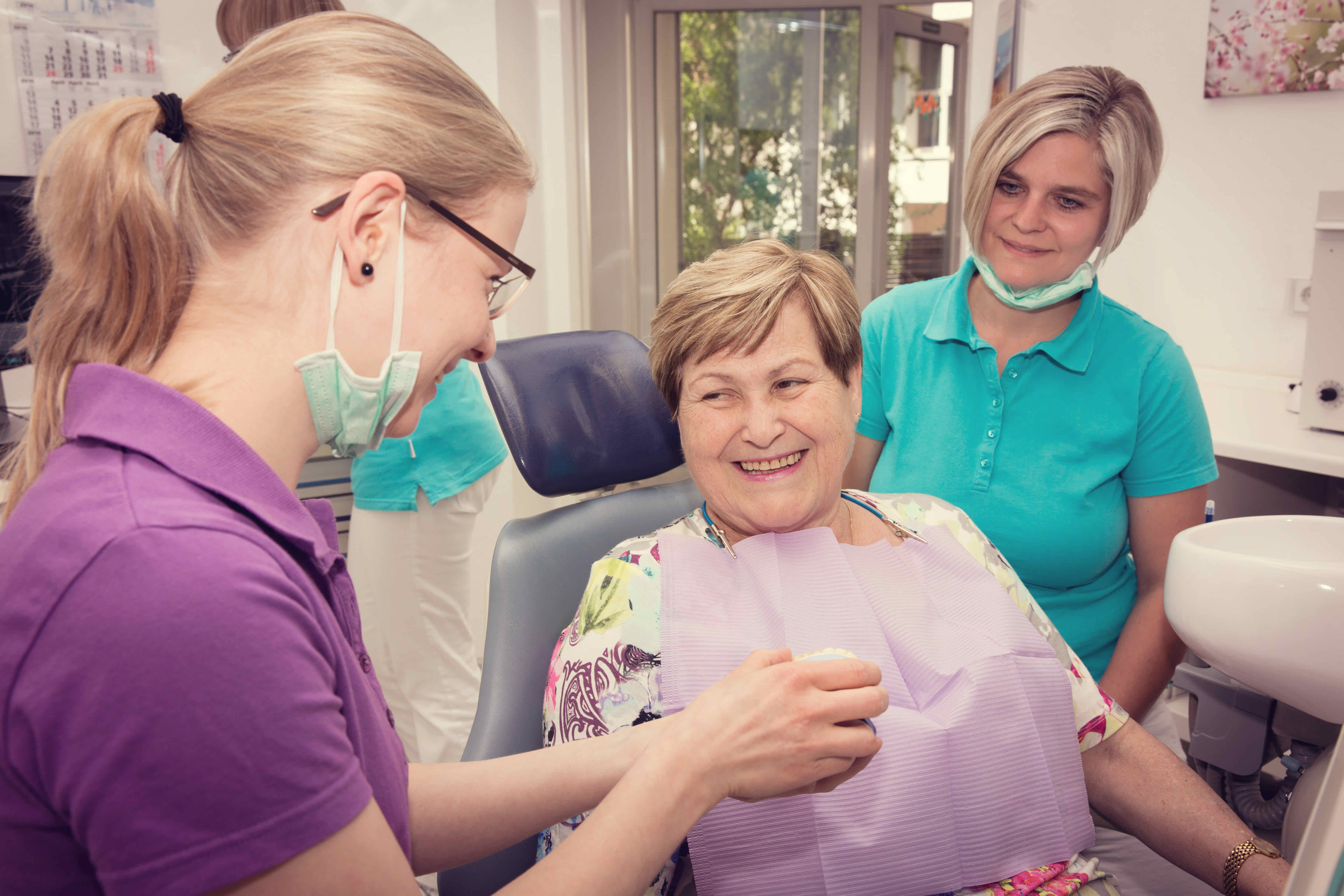 Gemeinsame Begutachtung des Zahnersatzes mit einer Patientin.