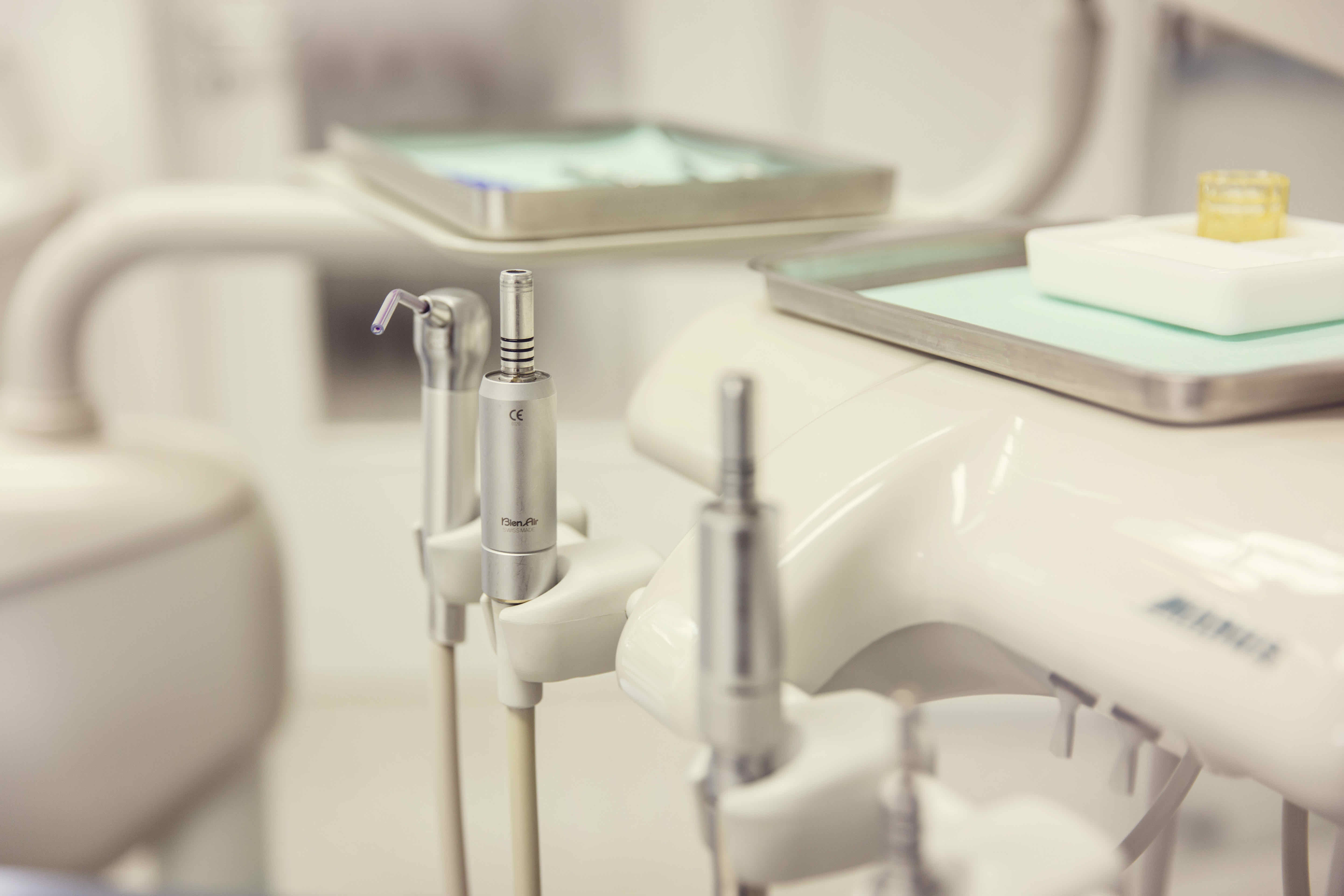 Detailfoto der Instrumente am Behandlungsstuhl.