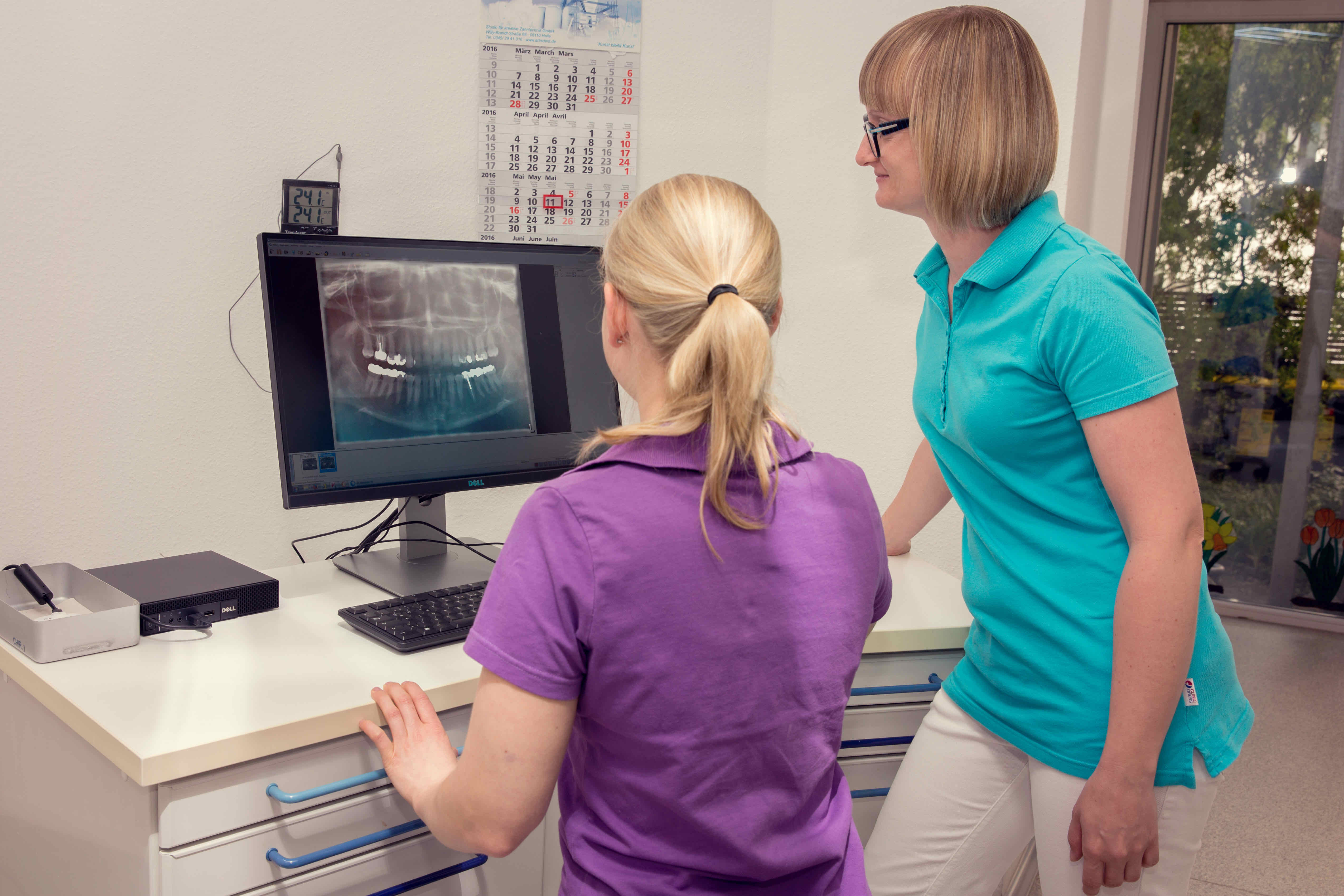 Zwei Personen bei der Begutachtung eines Röntgenbildes.